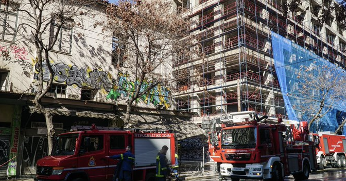 Πυρκαγιά σε εγκαταλελειμμένο κτίριο επί της οδού Βουλής στην Αθήνα